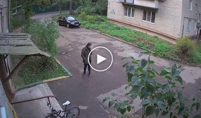 Наглый велосипедный вор попал в объектив камер видеонаблюдения
