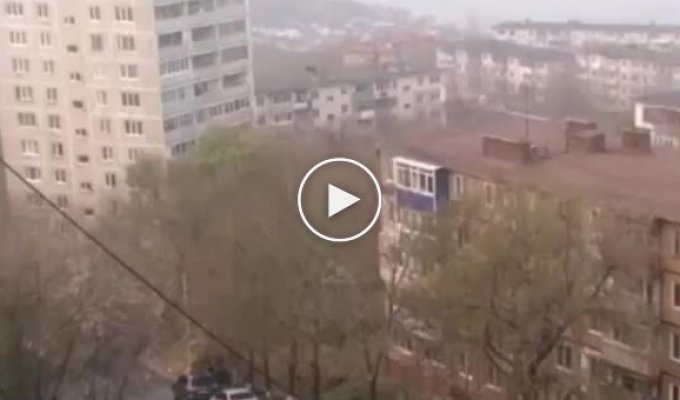 Мужчина снял истребитель, пролетающий прямо над крышами домов во Владивостоке