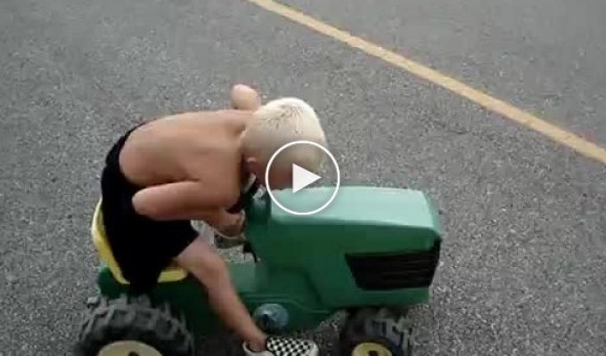 Ребенок развлекается на игрушечном тракторе