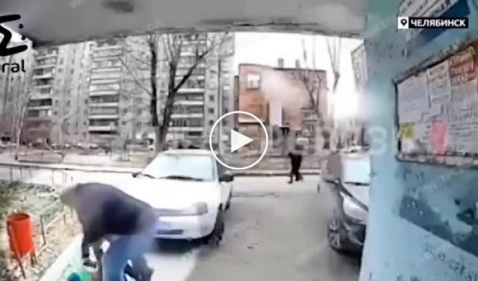 В Челябинске пожилой мужчина избил школьника на глазах у прохожих