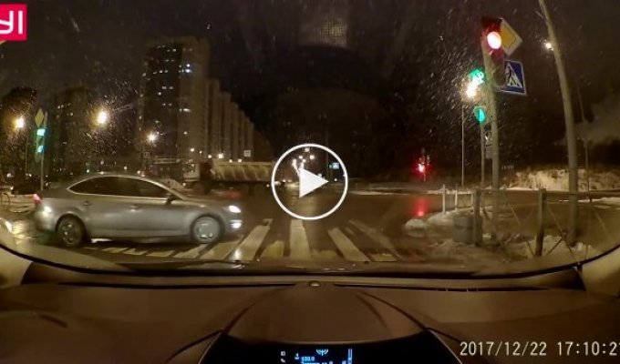 В Петербурге водитель задним ходом сбил велосипедиста
