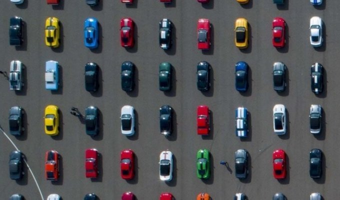«Скучные» оттенки нынче в моде: самые популярные цвета автомобилей за последние 30 лет (3 фото)