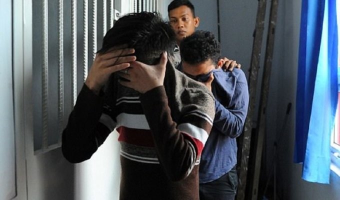 Шариатский суд Индонезии приговорил гомосексуалистов к ударам палкой (9 фото)