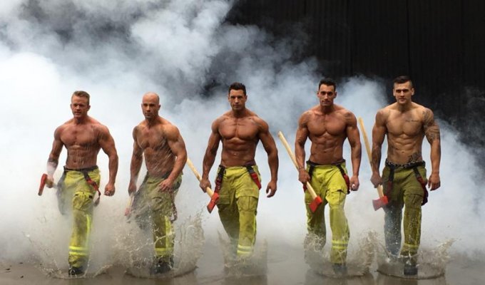 Австралийские пожарные разделись для благотворительного календаря (8 фото)