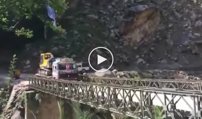 Грузовик с экскаватором обрушил мост над ущельем в Индии
