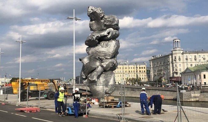 «Это кошмар»: скульптуру в виде 12-метровой фекалии установили в Москве (2 фото)