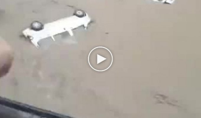 Наводнение в Центральном Китае уносит по улицам городов десятки машин