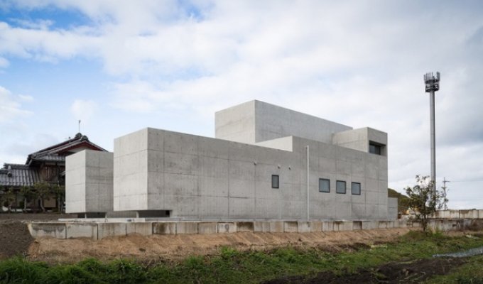 Необычное строение из бетона в Японии (8 фото)