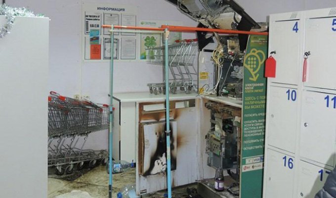 Гениальные преступники ограбили банкомат в Перми (9 фото)