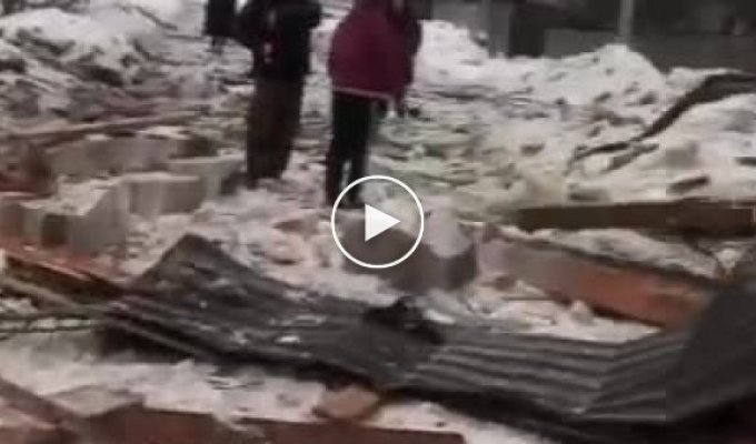 В Серпухове взрыв газа уничтожил половину частного дома (мат)