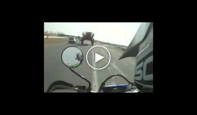 Рискованный трюк на мотоцикле