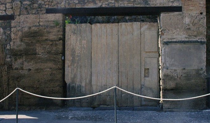 Как закрывали двери 2000 лет назад в древнеримских лавках и едальнях (8 фото)