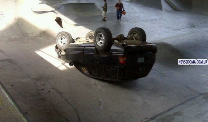 Jeep Grand Cherokee против скейтбордистов: Jeep проиграл (6 фото)