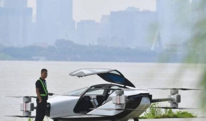 В Китае летающий автомобиль XPeng X2 совершил первый полет (4 фото + видео)