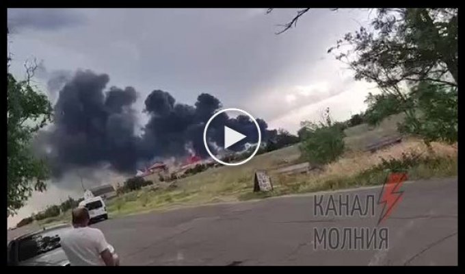 Видео пожара после взрывов во временно оккупированной Новой Каховке
