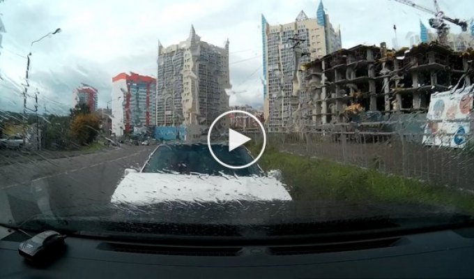 В Красноярске водитель BMW протаранил паркетник и сбежал с места ДТП