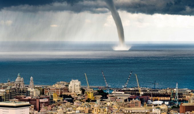 Турист запечатлел гигантский смерч, надвигающийся на Генуя (2 фото)