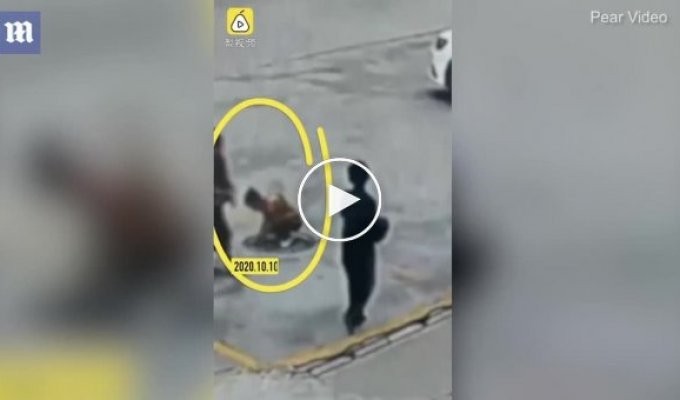 В Китае школьник бросил петарду в люк и взлетел