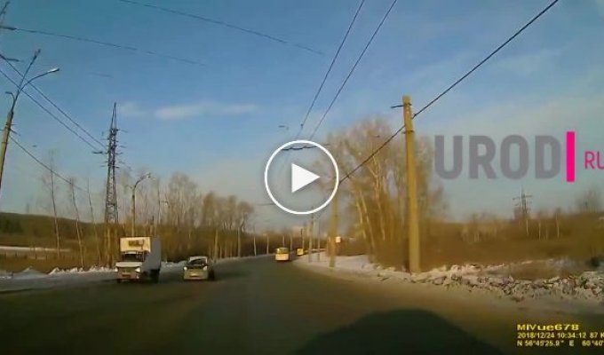 В Екатеринбурге у автомобиля от удара вылетел работающий двигатель
