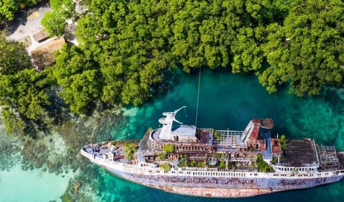 Заброшенный круизный лайнер у берегов райских Соломоновых островов (17 фото)