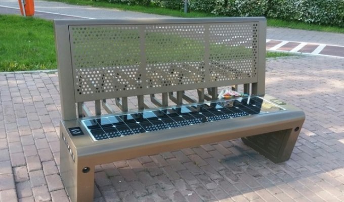 Высокотехнологичная скамейка в Астане (4 фото)