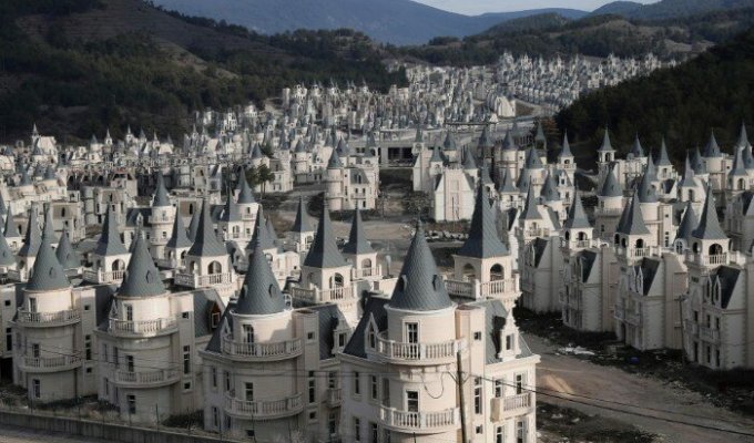 В Турции стоит недостроенным коттеджный городок стоимостью 200 млн долларов, домики в котором напоминают диснеевские замки (9 фото)