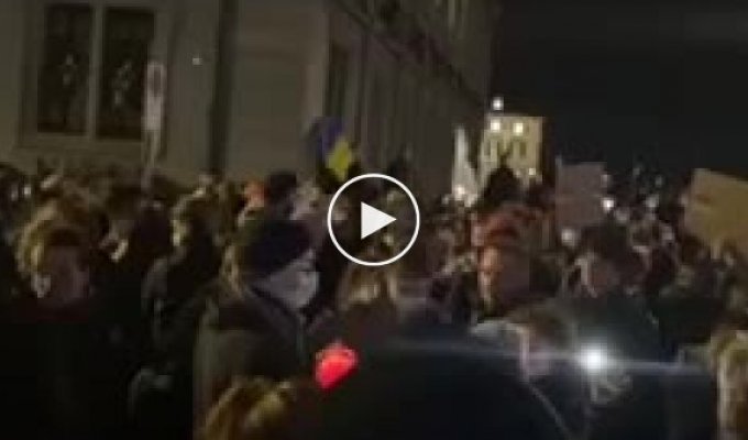 В Европе люди выходят на улицы в поддержку Украины и против войны