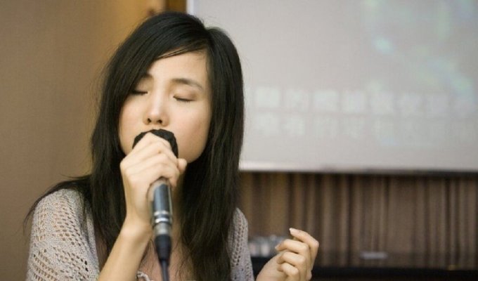 В китайских караоке запретили идейно вредные песни (3 фото)
