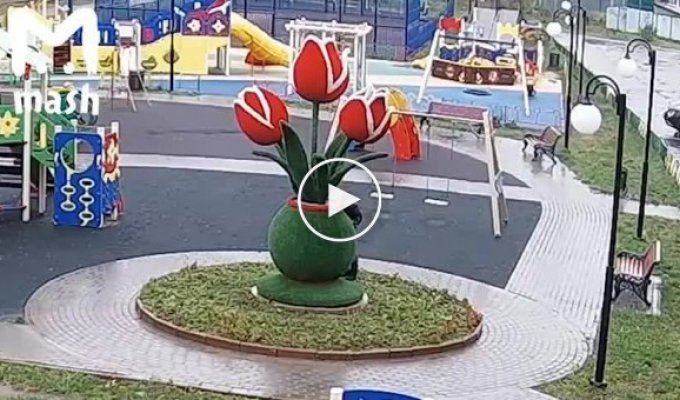 Школьник в Люберцах дал огня на детской площадке