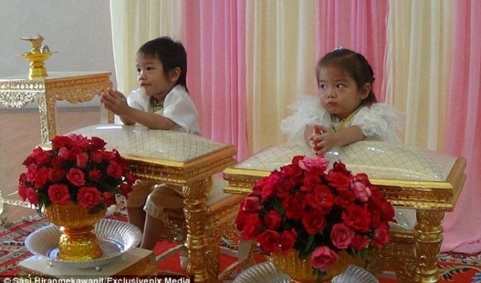 Родители в Таиланде поженили трехлетних близнецов, убежденные, что в прошлых жизнях они были вместе (2 фото)