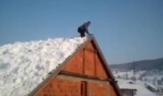 Сумасшедший прыжок с крыши в снег