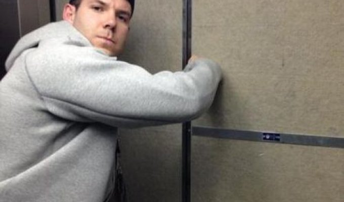 Олимпийский спортсмен из Америки застрял в лифте (2 фото)