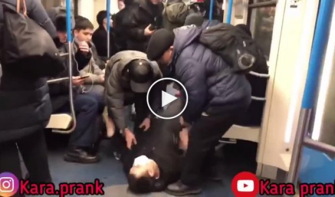 Москвич разыграл людей в метро они подумали, что у него коронавирус