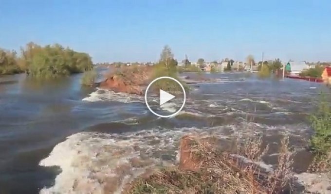 В Тюменской области из-за размытой дамбы затопило город Ишим