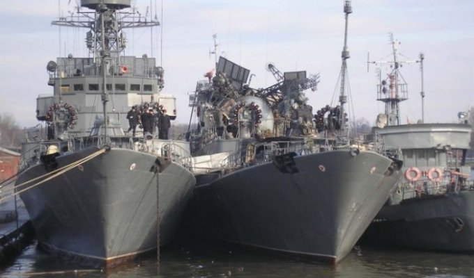 Авария на военном корабле (13 фото)