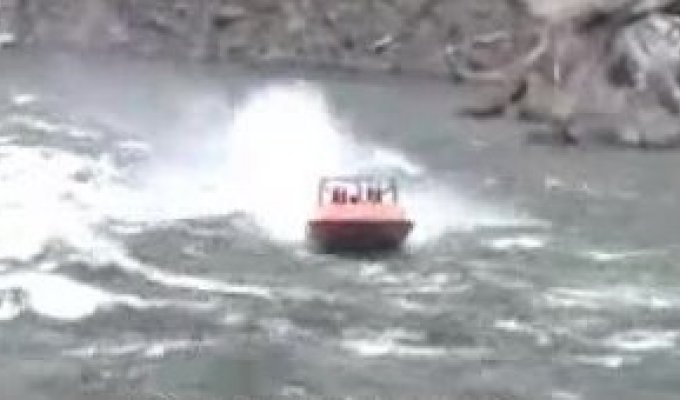 Гонки на моторной лодке против сильного течения