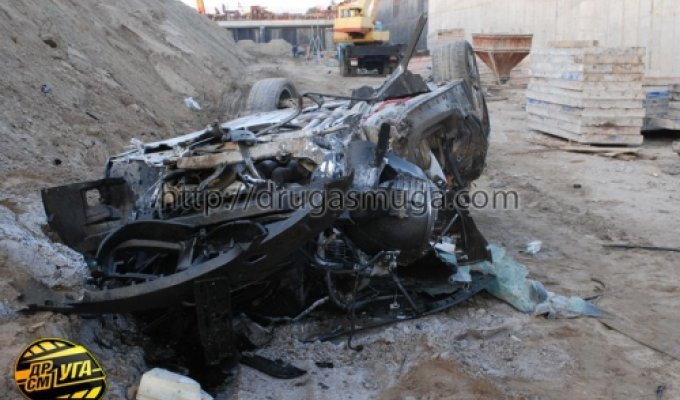 Киев: на Столичном шоссе кабриолет BMW-335i упал в тот же котлован (59 фото)