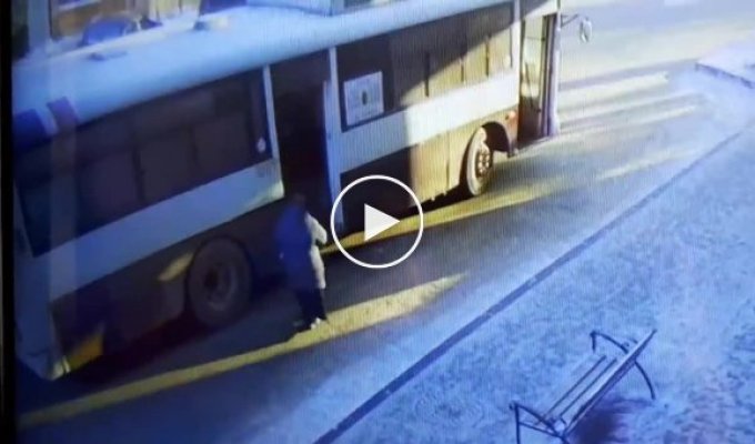 В Иркутске автобус проехал по ногам пенсионерки и уехал с места ДТП