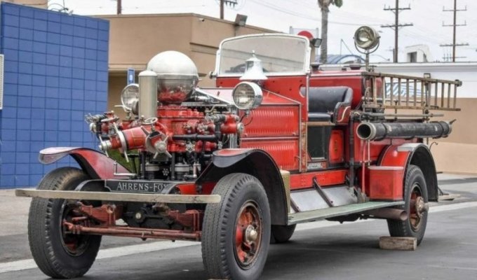 Пожарная машина с большим блестящим шаром, которой вот-вот исполнится 100 лет (26 фото + 1 видео)