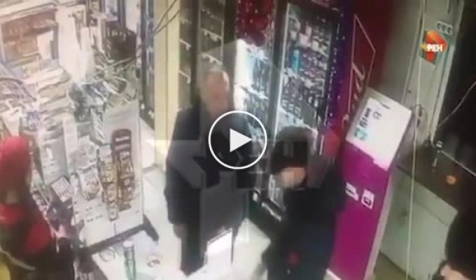 Покупатель магазина забил человека из-за которого медленно двигалась очередь