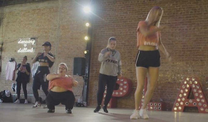 91-сантиметровая девушка поборола депрессию энергичными танцами и стала звездой соцсетей (6 фото + 1 видео)