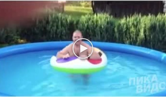 Взрослый парень резвится в небольшом бассейне