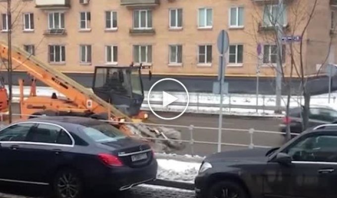 В Москве, очевидцы засняли снегоуборочную технику, которая убирала невидимый снег