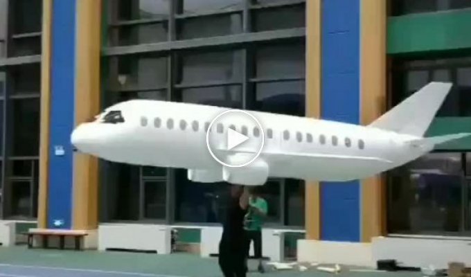 Красивый и огромный бумажный самолетик