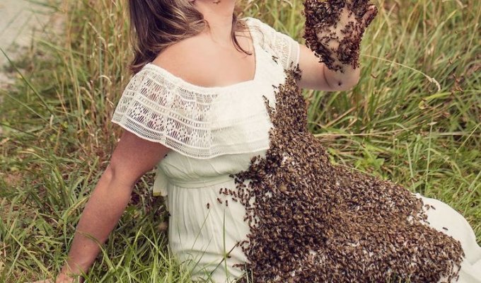 Беременная женщина позирует с 20 000 живых пчел ради сумасшедшей фотосессии (5 фото)