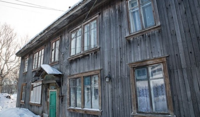 В Южно-Сахалинске старый барак спрятали под красивым баннером (5 фото)