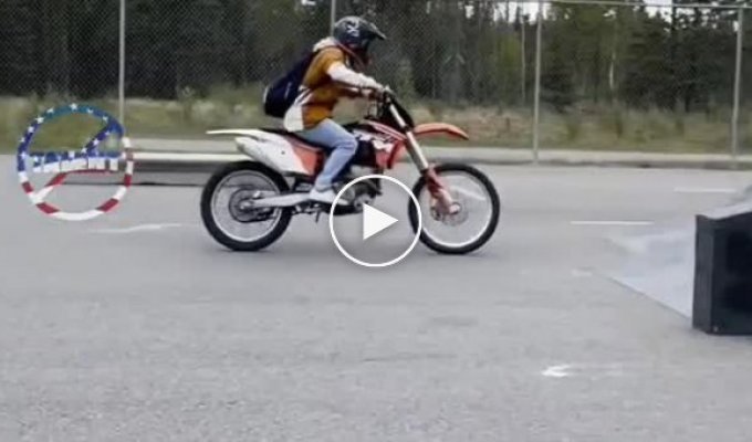 Очередной начинающий мотоциклист на скейт-парке