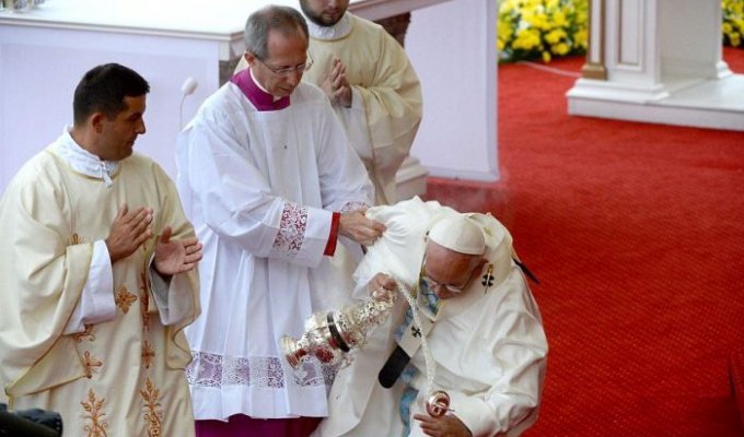 Папа Римский Франциск упал перед началом мессы в Польше (8 фото + видео)
