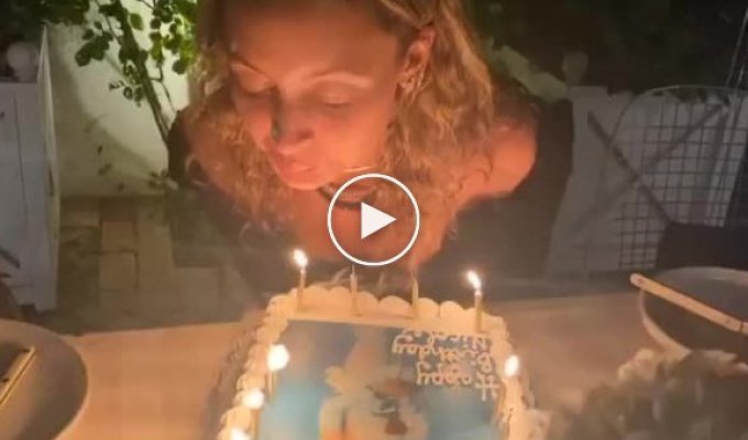 Блондинка задувает свечи на торте