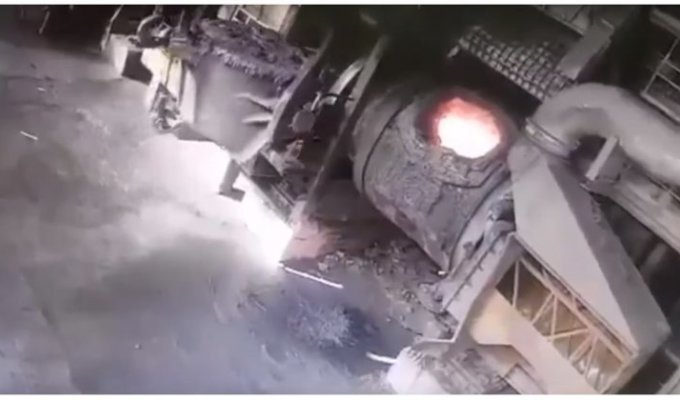 Жуткая авария на сталелитейном заводе (1 фото + 2 видео)